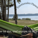 Frau liegt in grüner Hängematte vor See Emotionales Planen