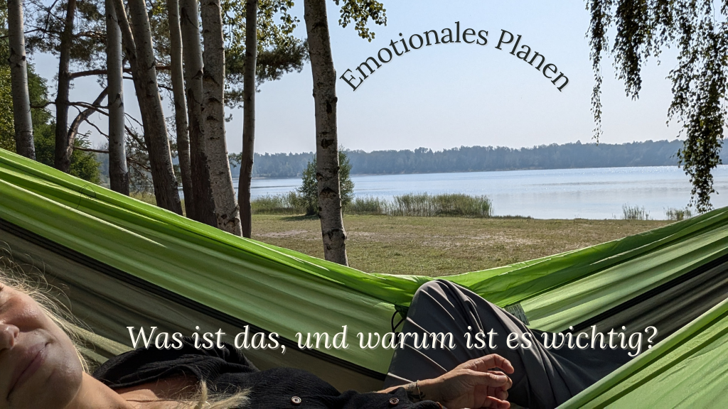 Frau liegt in grüner Hängematte vor See Emotionales Planen