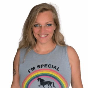 Katarin Mattiza blonde Frau mit Lächeln und Tshirt mit Einhorn, regenbogen und der Aufschrift "I'm Special!"