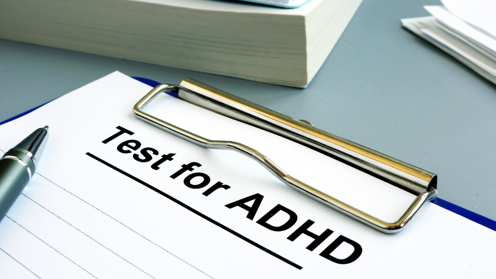 Fragebogen mit Stift als Symbol für ADHS-Diagnostik