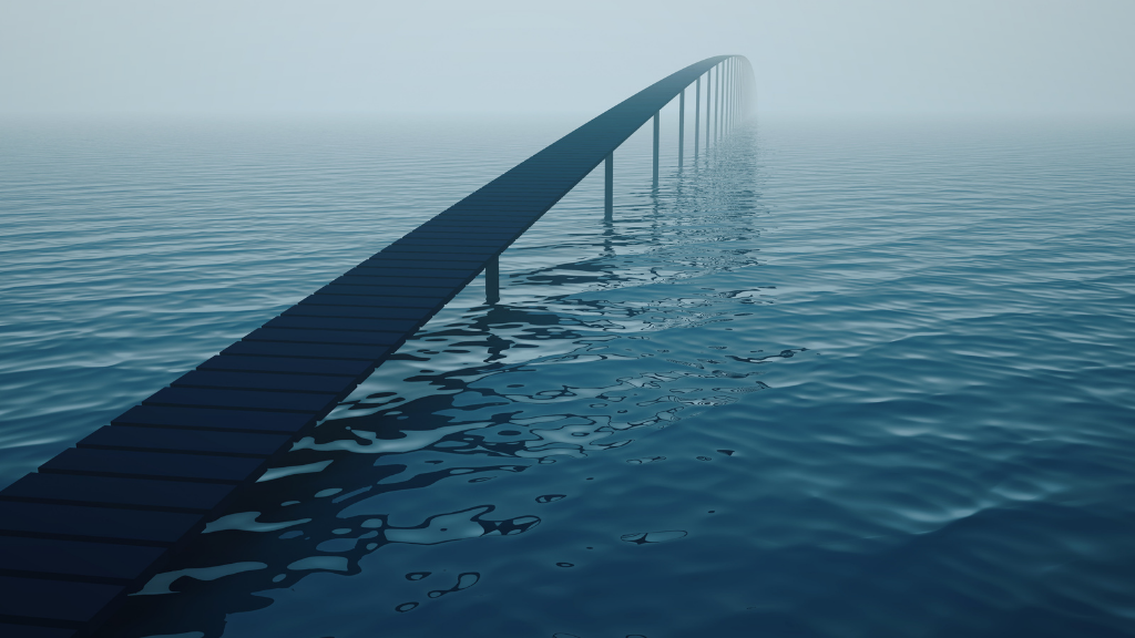 lange Brücke über See führt in Nebel