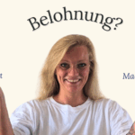 Frau mit blonden Haaren und weißem Schirt vor blankem Hintergrund hält Hände flach nach oben, über einer steht "Mag ich nicht", über der anderen "Mach ich anders", über dem Kopf die Frage "Belohnung?"