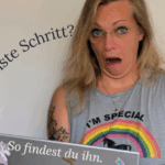 Frau mit Laptop in Hand schaut komisch, Nächsten Schritt finden