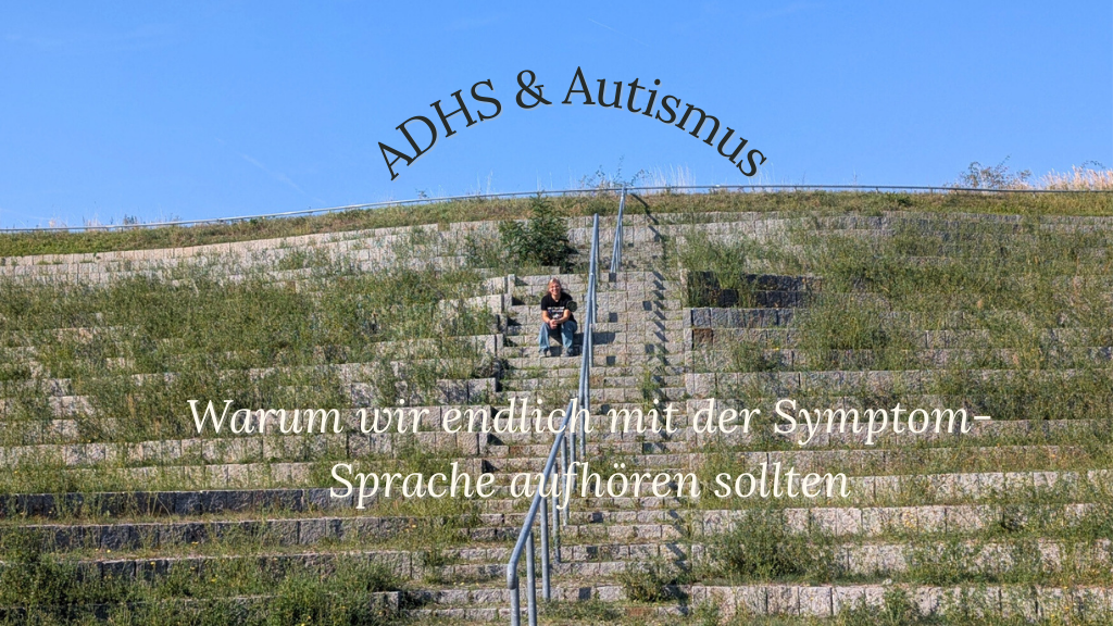 Frau sitzt in Amphitheater, über ihr im Himmel die Schrift "ADHS & Autismus", unten drunter der Satz "Warum wir mit der Symptomsprache aufhören sollten"