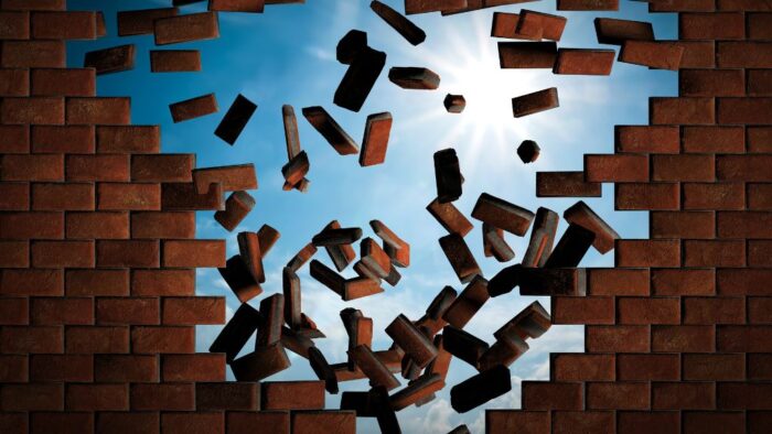 Mauer bricht in der Mitte auseinander, Ziegel fliegen umher