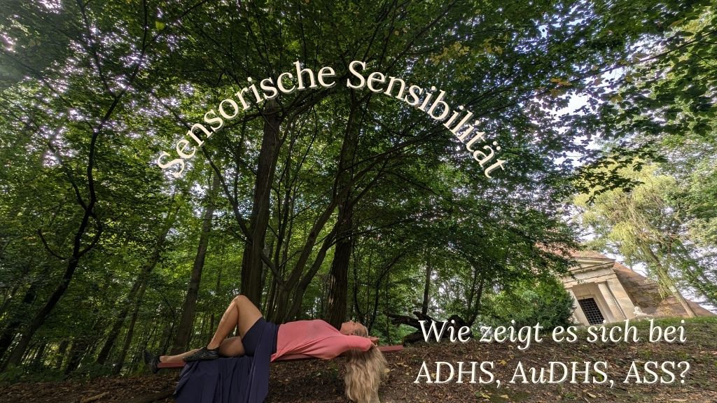 Frau liegt auf Bank in Wald, Symbolbild für Reizüberflutung und sensorische Überlastung