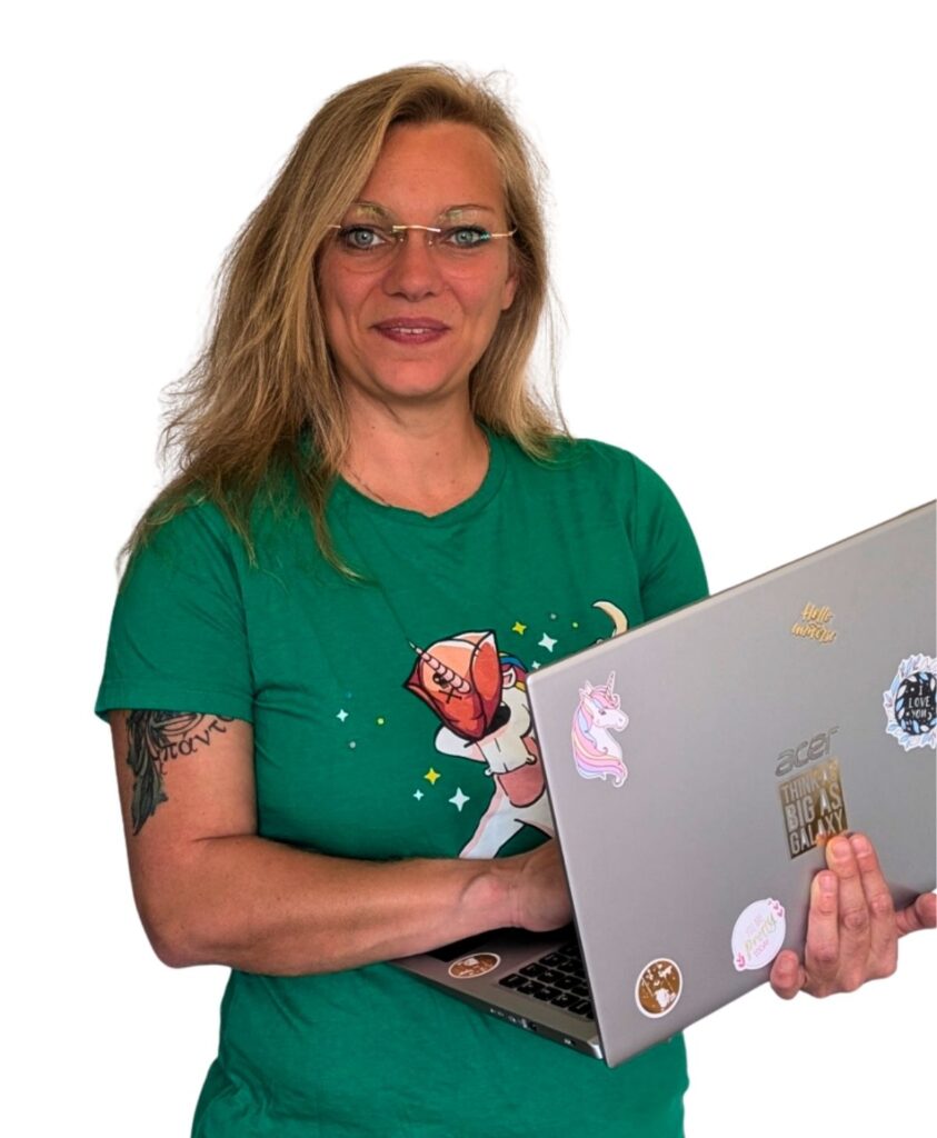 Katarin blonde Frau mit Laptop in Hand und Einhorntshirt