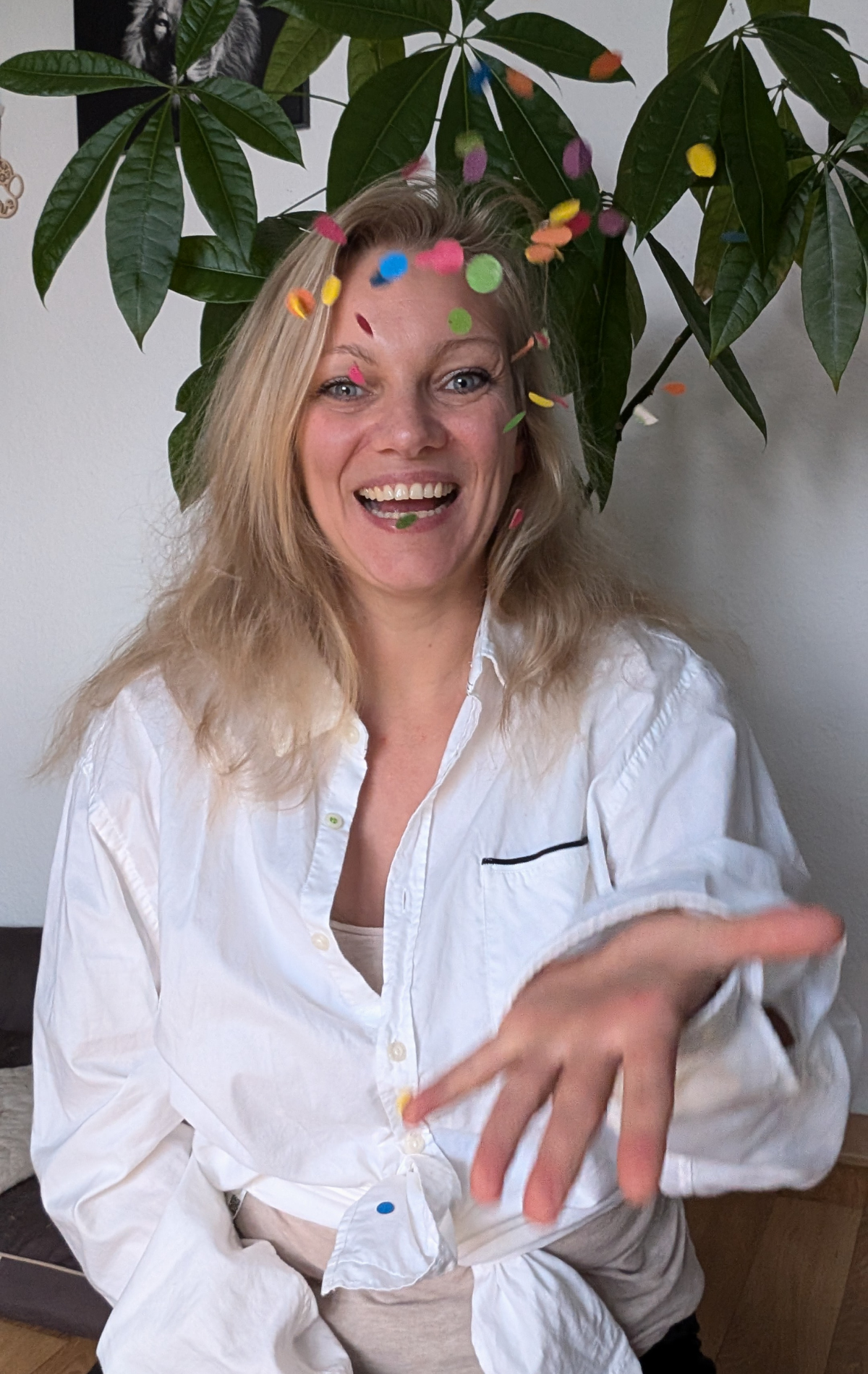Katarin - blonde Frau wirft fröhlich lachend Konfetti