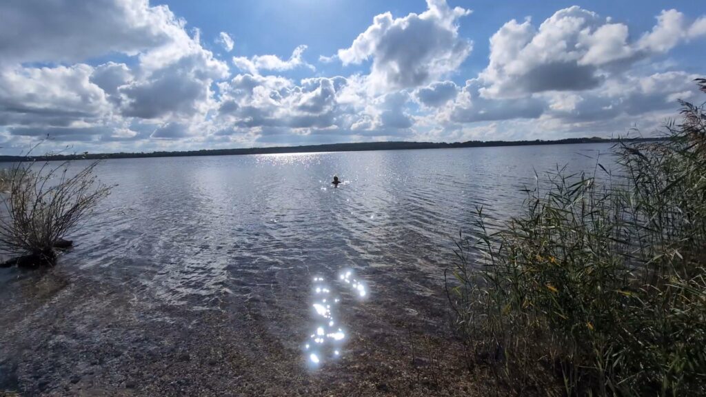 Frau im Oktober in See, Wölkchen am Himmel