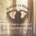 Frau von hinten vor Fenster, streckt sich, Morgenlicht, Text: Routine oder Ritual"