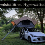 Auto mit Dachzelt steht auf Wiese, Symbolbild für Impulsivitaet & Hyperaktivitaet bei ADHS