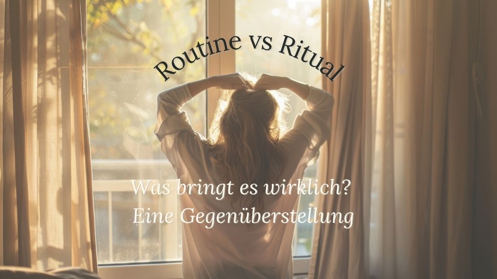 Frau von hinten vor Fenster, streckt sich, Morgenlicht, Text: Routine oder Ritual"