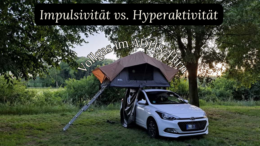 Auto mit Dachzelt steht auf Wiese, Symbolbild für Impulsivitaet & Hyperaktivitaet bei ADHS