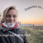 Titelbild Die Jagd nach dem Dopamin, blonde Frau Selfie bei Sonnenaufgang