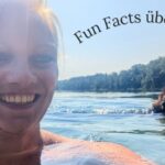 Frau macht Selfie im See, daneben schwimmt ihr Hund