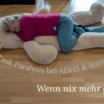 Frau liegt auf rieseigem plüschbär, hat task paralysis