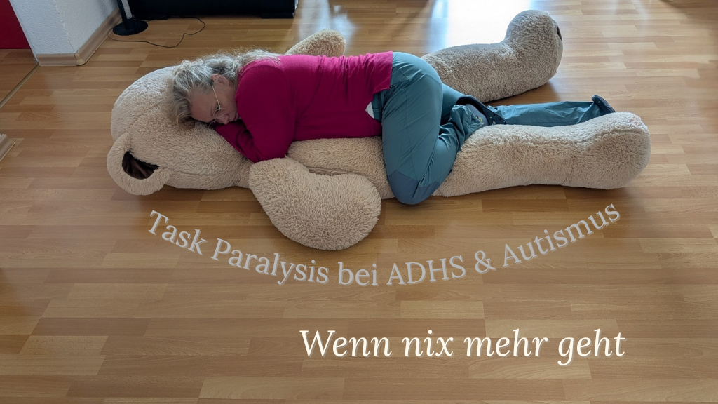 Frau liegt auf rieseigem plüschbär, hat task paralysis