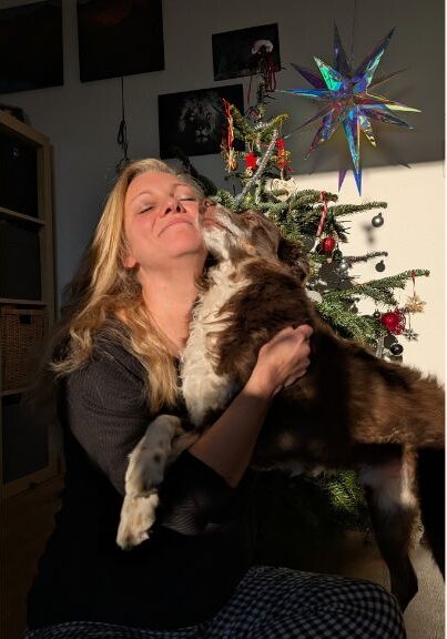Katarin blonde Frau kuschelt mit Hund