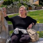 Blonde Frau sitzt auf Holzbank, in die ein Ziegenbock eingeschnitzt ist sowie die Worte "Bock auf Pause?"