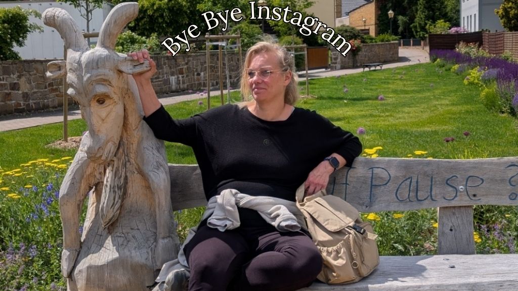 Blonde Frau sitzt auf Holzbank, in die ein Ziegenbock eingeschnitzt ist sowie die Worte "Bock auf Pause?"