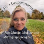 Selfie von blonder Frau in herbstlichem Park, Text "ADHS + Gruppensettings: Zwischen Maske, Muster und Mittagsspaziergang