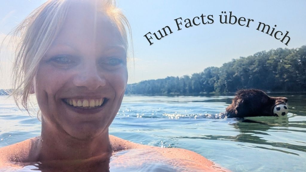 Frau macht Selfie im See, daneben schwimmt ihr Hund