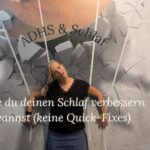Titelbild zu Beitrag über Schlaf & ADHS - Frau hängt wie Marionette an Fäden