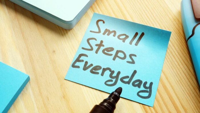 Auf einem blauen Postit steht "Small Steps Everyday"