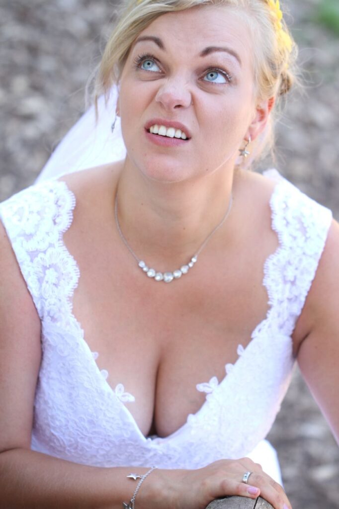 blonde Frau in Hochzeitskleid, Symbolbild für Beziehung und ADHS - sie schaut verwirrt