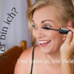 Bild einer Frau, die Geschminkt wird, als Symbolbild für die Frage "Wer bin ich?" bei ADHS
