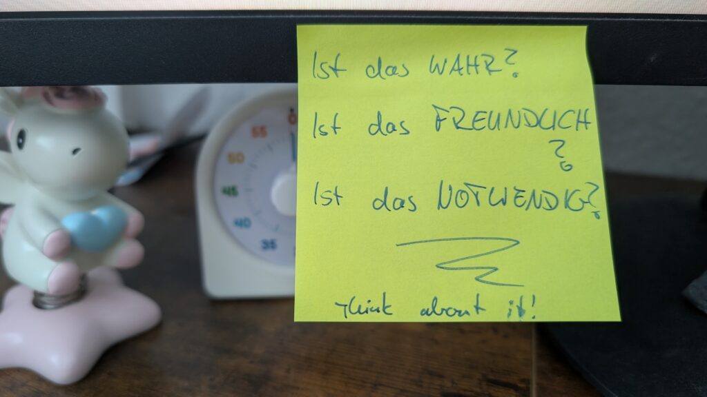 ein Post-it mit den Fragen "Ist das wahr? Ist das Freundlich? ist das notwendig?