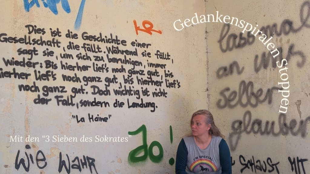 Frau sitzt vor Wand die mit Graffitti beschrieben ist, im Text "Gedankenspiralen stoppen ADHS - die 3 Siebe des Sokrates"