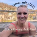 Titelbild zum THema Lernen mit ADHS - blonde Frau sitzt im Dezember in Thermalquelle